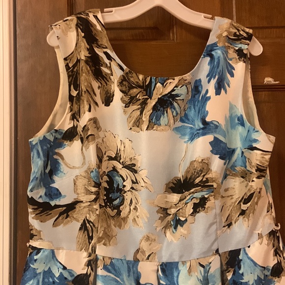 Brand is Danny & Nicole, size 18 for plus size, color: blue, white, gold, black - Picture 5 of 6